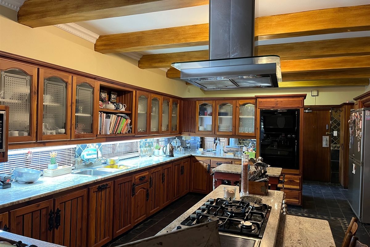 The Perfect Setting in an established suburb - Photo 4