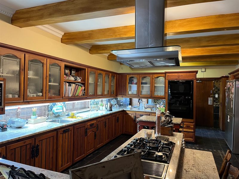 The Perfect Setting in an established suburb - Photo 4