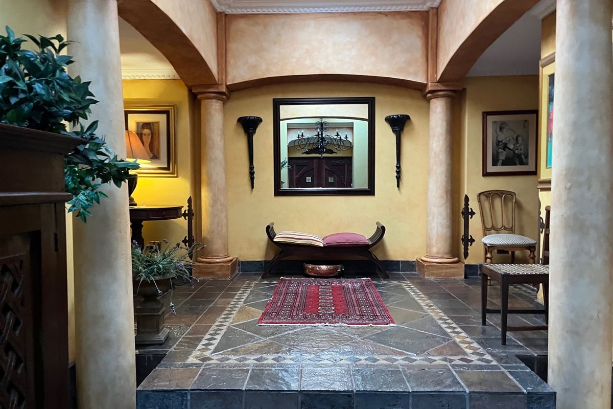 The Perfect Setting in an established suburb - Photo 3