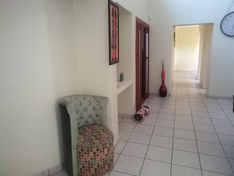 Spacious 4-bedroom house in Reyno Ridge. - Photo 10