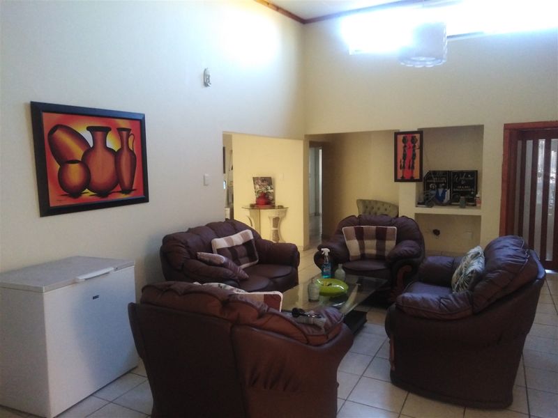 Spacious 4-bedroom house in Reyno Ridge. - Photo 4