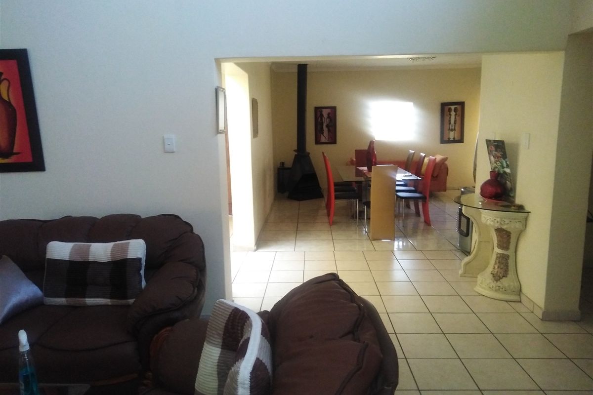 Spacious 4-bedroom house in Reyno Ridge. - Photo 3