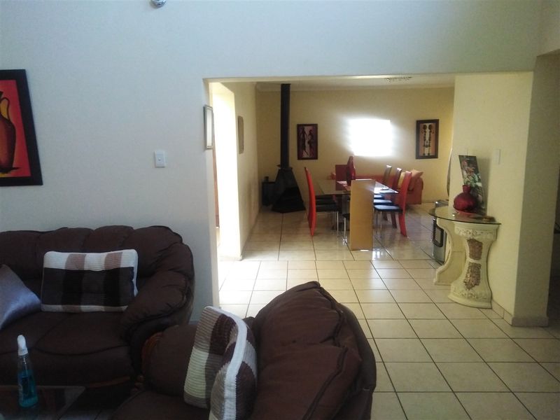 Spacious 4-bedroom house in Reyno Ridge. - Photo 3