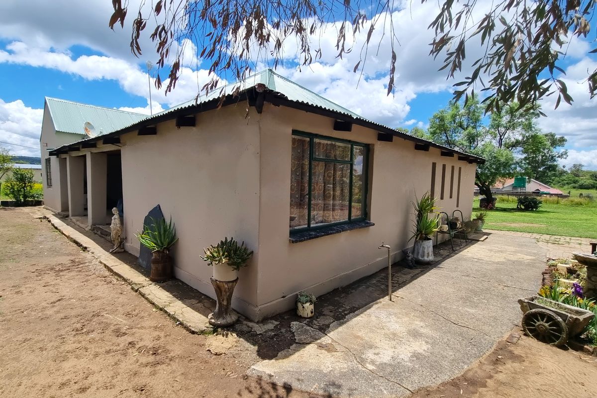 Excellent Value for Money - Swartruggens - Charming 4-Bedroom Home with Exceptional Potential - Photo 2