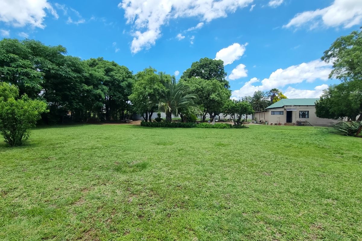 Excellent Value for Money - Swartruggens - Charming 4-Bedroom Home with Exceptional Potential - Photo 4