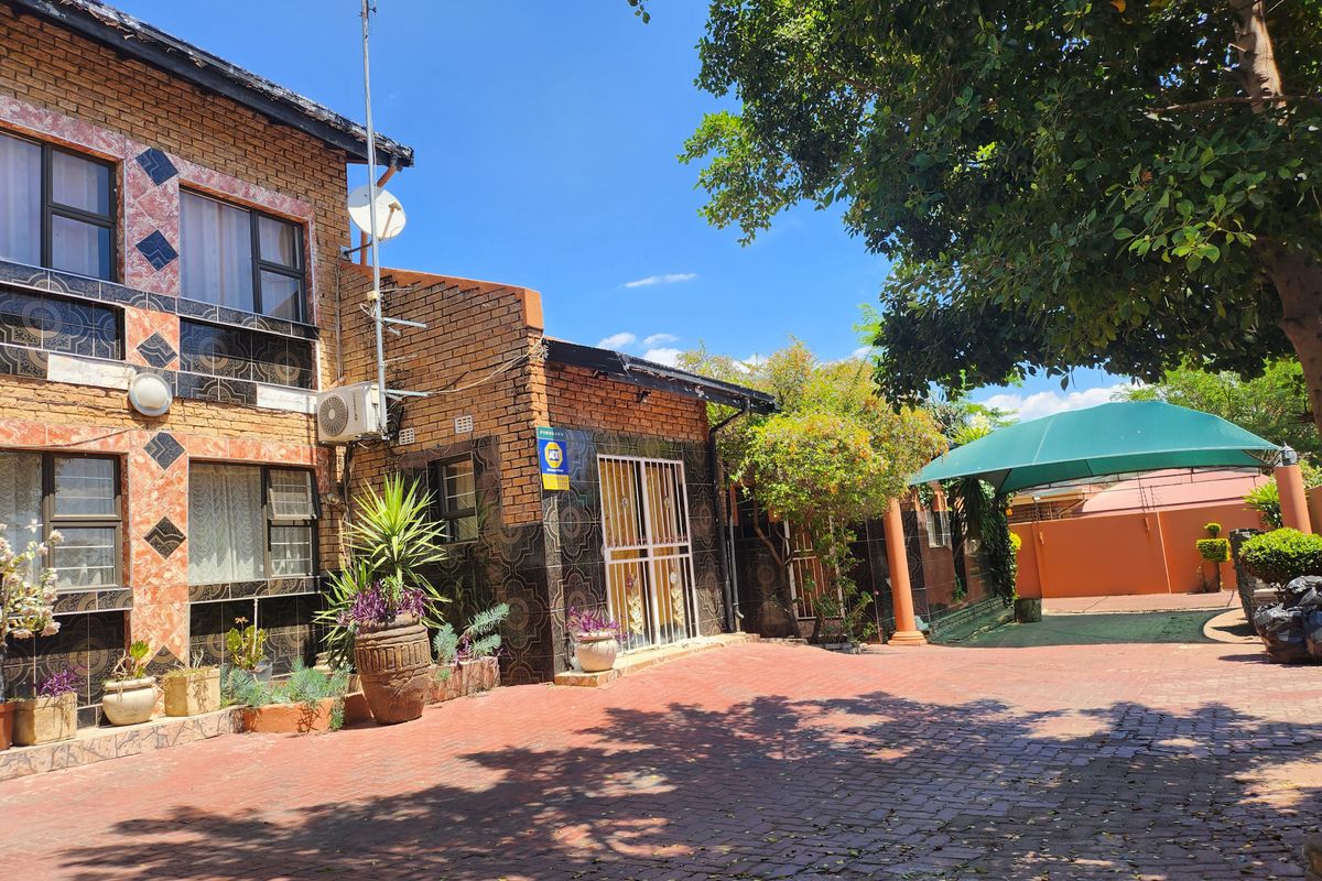 Stunning 18-bedroom house for sale in Bo-dorp, Rustenburg—perfect for large families or investment! - Photo 2