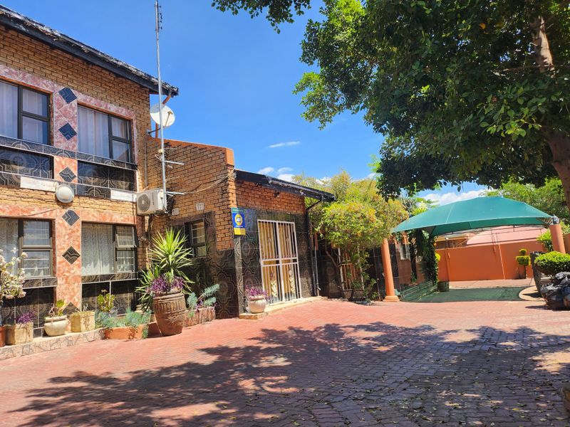 Stunning 18-bedroom house for sale in Bo-dorp, Rustenburg—perfect for large families or investment! - Photo 2