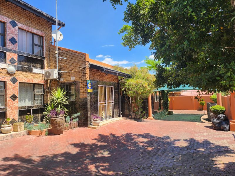 Stunning 18-bedroom house for sale in Bo-dorp, Rustenburg—perfect for large families or investment! - Photo 8