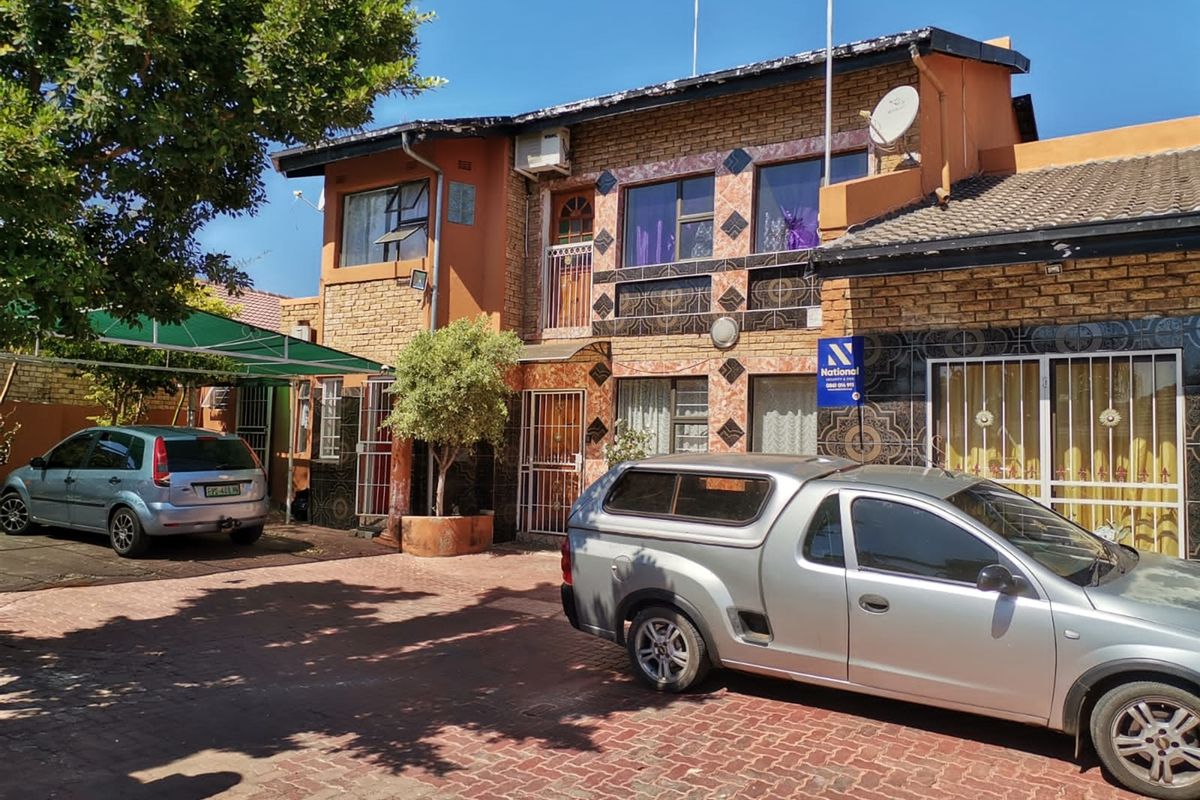 Stunning 18-bedroom house for sale in Bo-dorp, Rustenburg—perfect for large families or investment! - Photo 3