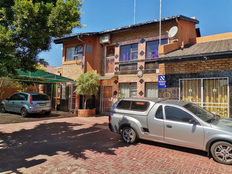 Stunning 18-bedroom house for sale in Bo-dorp, Rustenburg—perfect for large families or investment! - Photo 3