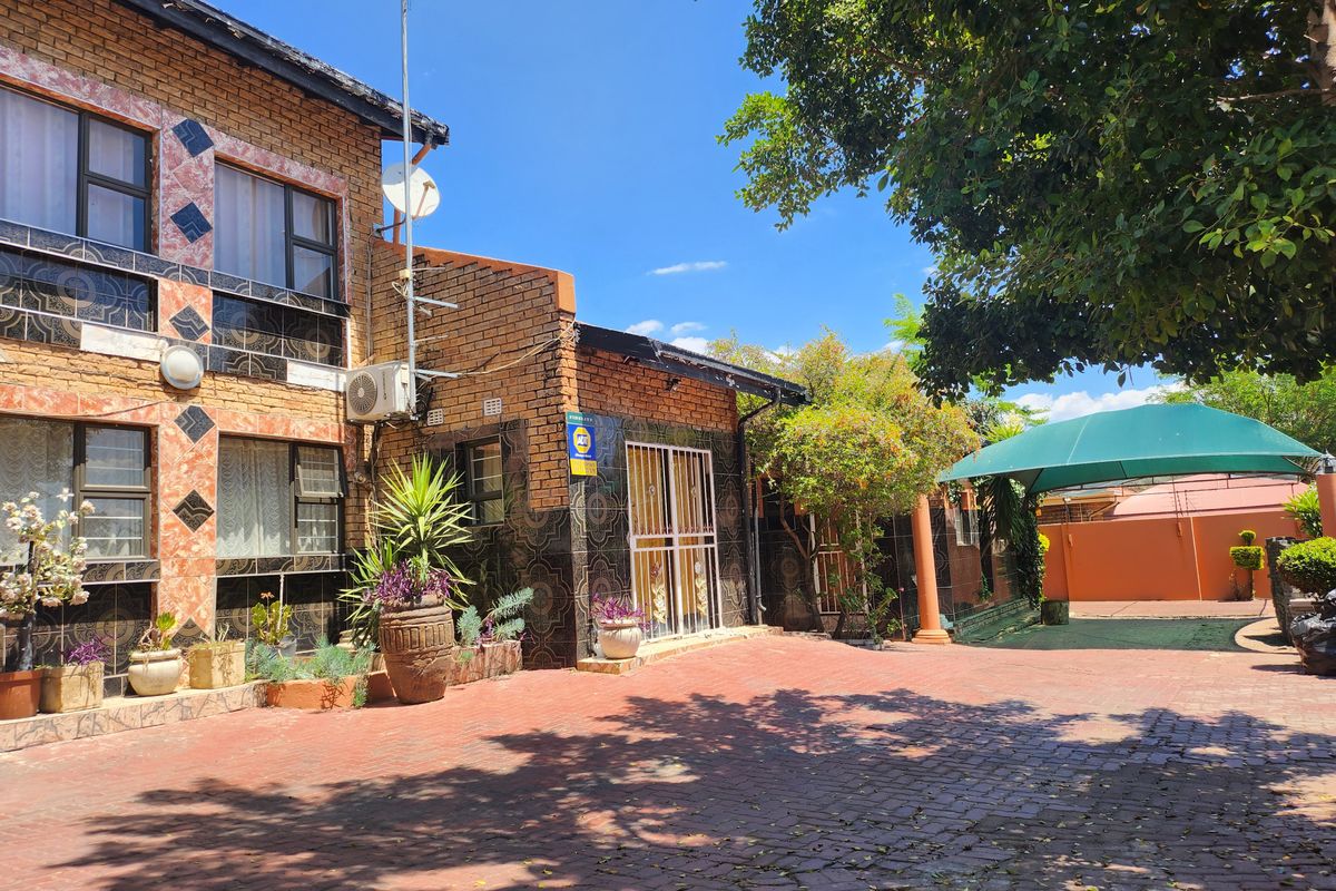 Stunning 18-bedroom house for sale in Bo-dorp, Rustenburg—perfect for large families or investment! - Photo 5