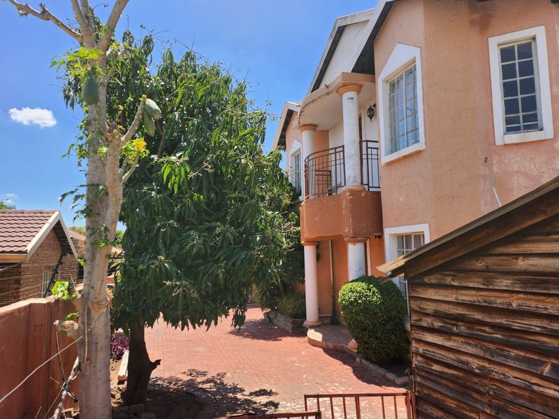 Stunning 18-bedroom house for sale in Bo-dorp, Rustenburg—perfect for large families or investment! - Photo 10