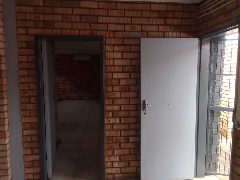 Ideal workshop and office Space - Photo 8