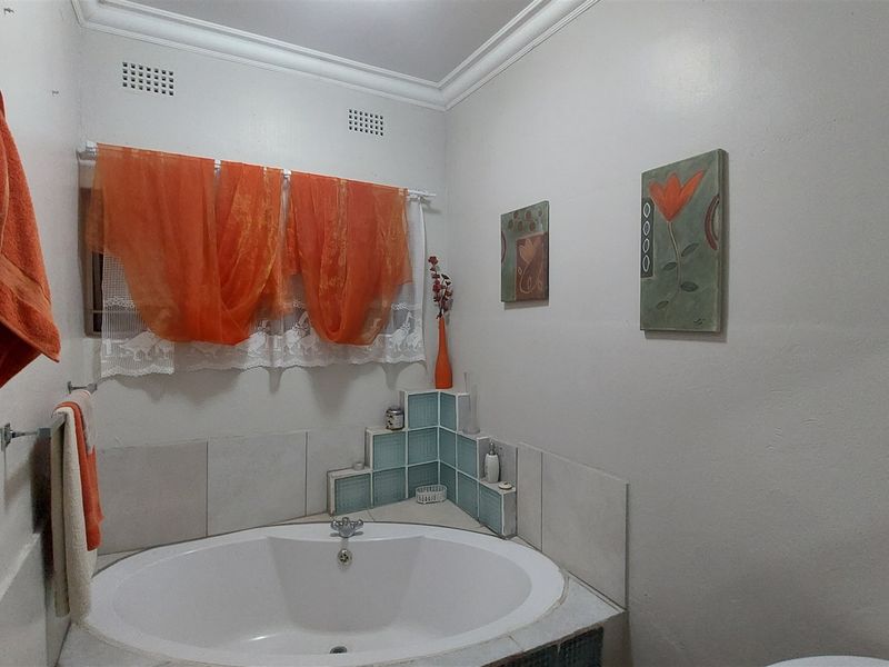 Big Family Home!! - Photo 10