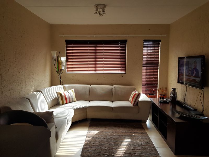 Stunning 2 bedroom townhouse to rent in Ormonde View Estate - Photo 1