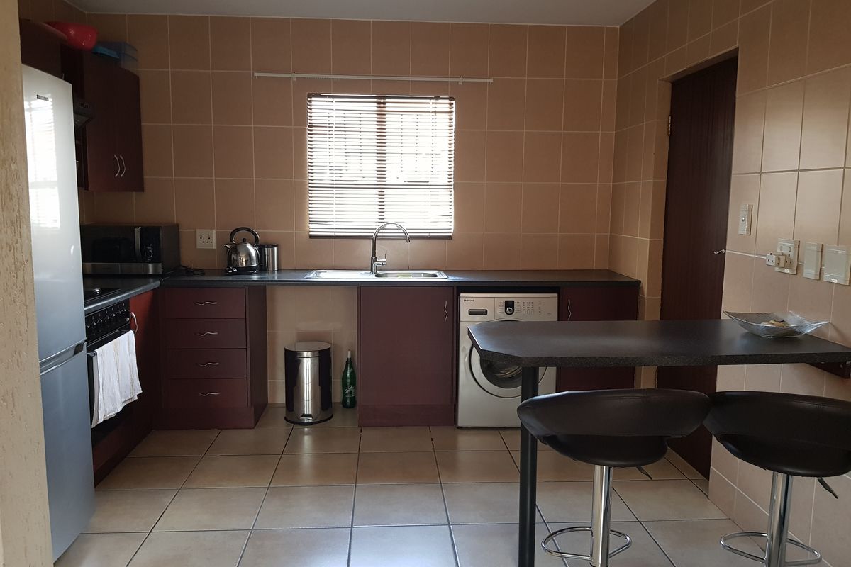 Stunning 2 bedroom townhouse to rent in Ormonde View Estate - Photo 3