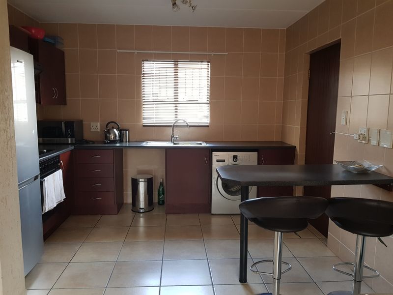 Stunning 2 bedroom townhouse to rent in Ormonde View Estate - Photo 3