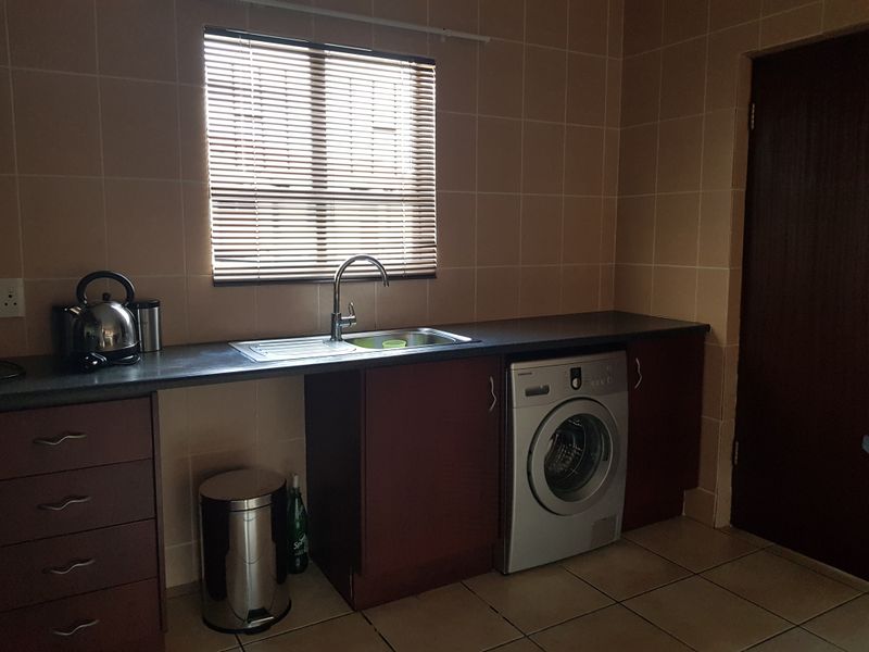 Stunning 2 bedroom townhouse to rent in Ormonde View Estate - Photo 4