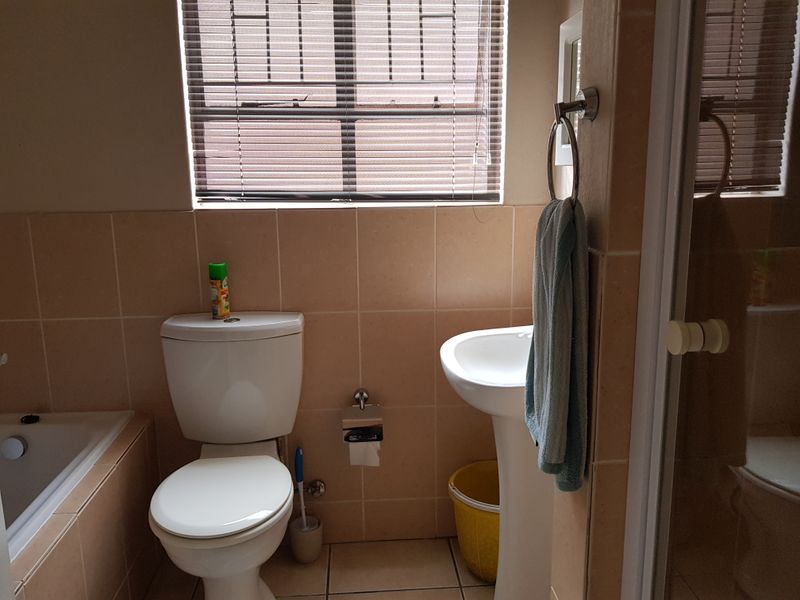 Stunning 2 bedroom townhouse to rent in Ormonde View Estate - Photo 8