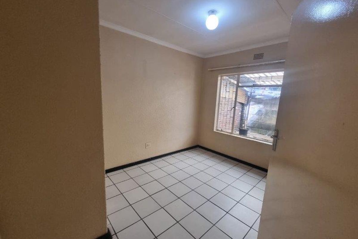 Available 1st August  in east end - Photo 4