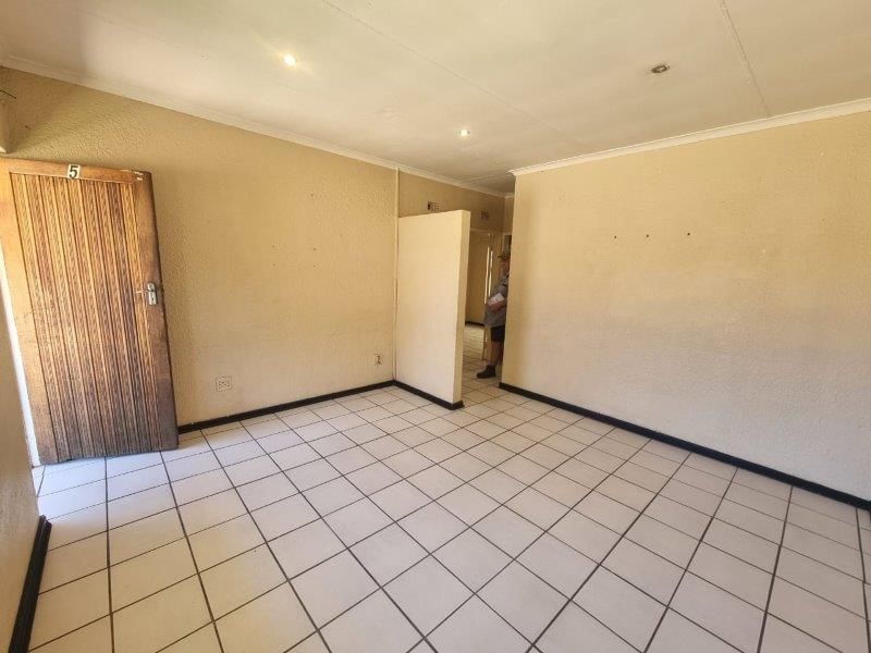 Available 1st August  in east end - Photo 5