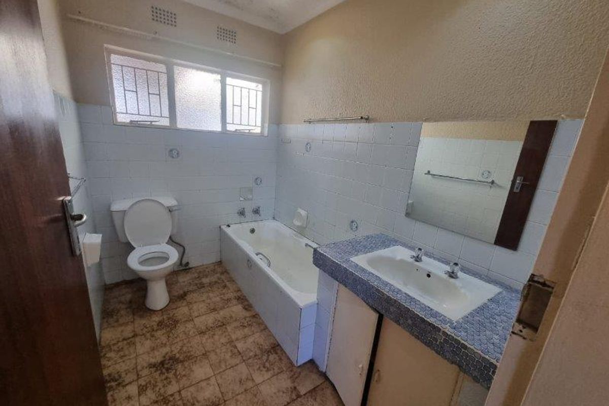 Available 1st August  in east end - Photo 3