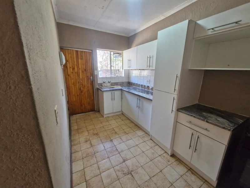 Available 1st August  in east end - Photo 3