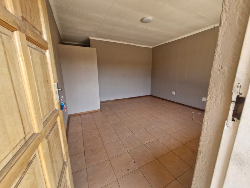 Available 1st August  in east end - Photo 2