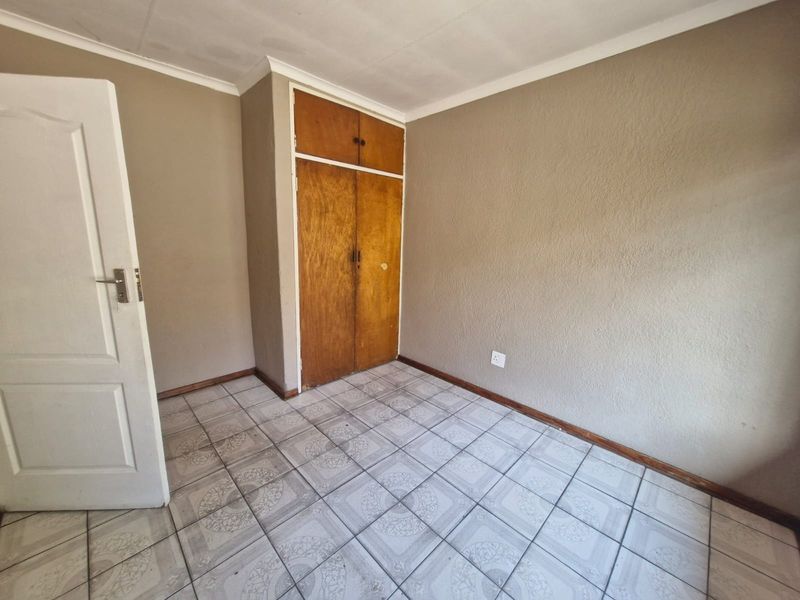 Available 1st August  in east end - Photo 5