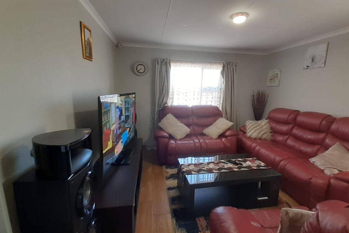 Comfortable 3-Bedroom Home To Rent in Glenway Estate - Photo 2