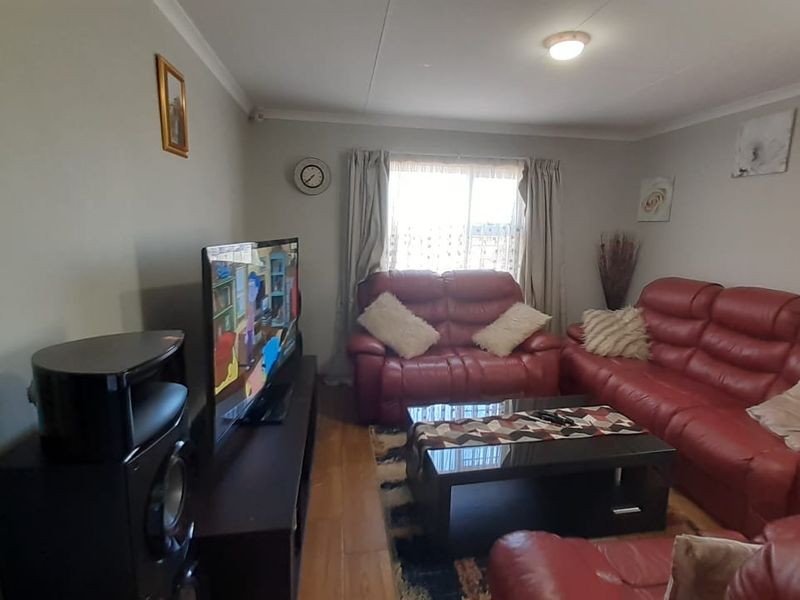 Comfortable 3-Bedroom Home To Rent in Glenway Estate - Photo 2