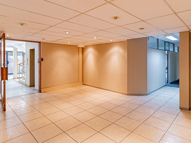 Functional Workspace Perfect For Call Centres To Let / For Sale. - Photo 5