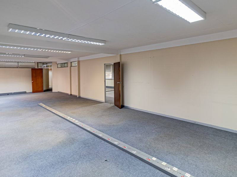 Functional Workspace Perfect For Call Centres To Let / For Sale. - Photo 9