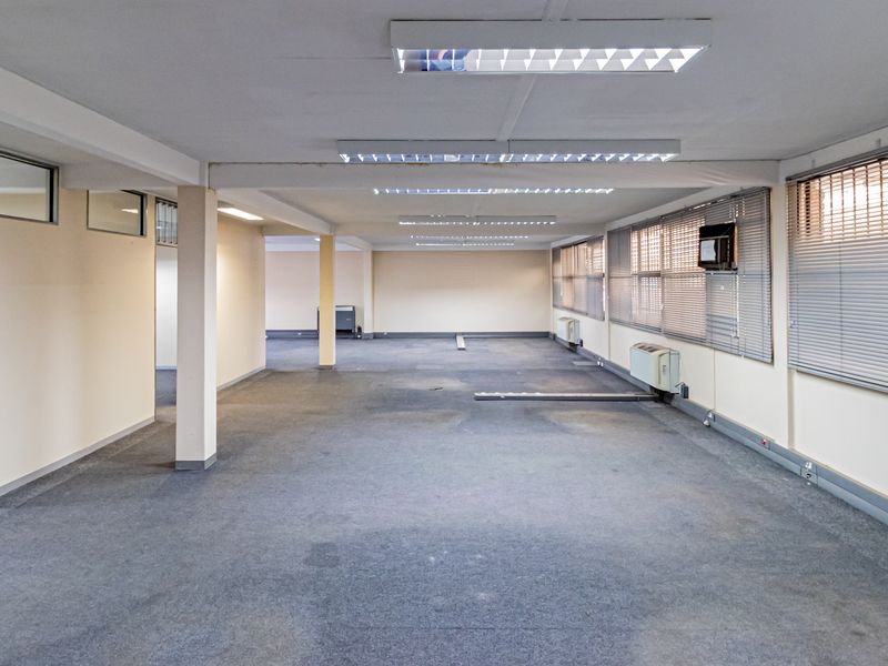 Functional Workspace Perfect For Call Centres To Let / For Sale. - Photo 7