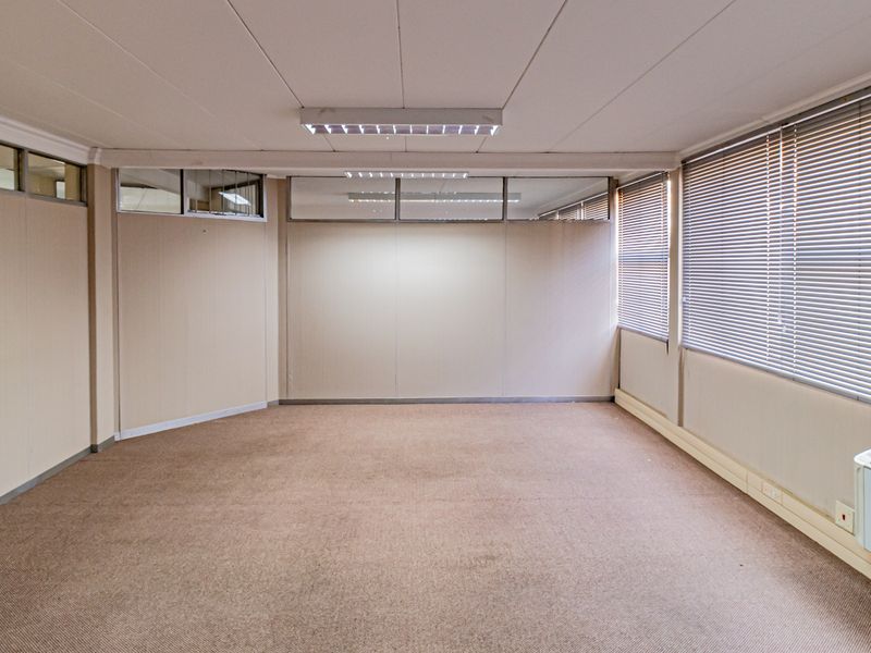 Functional Workspace Perfect For Call Centres To Let / For Sale. - Photo 8