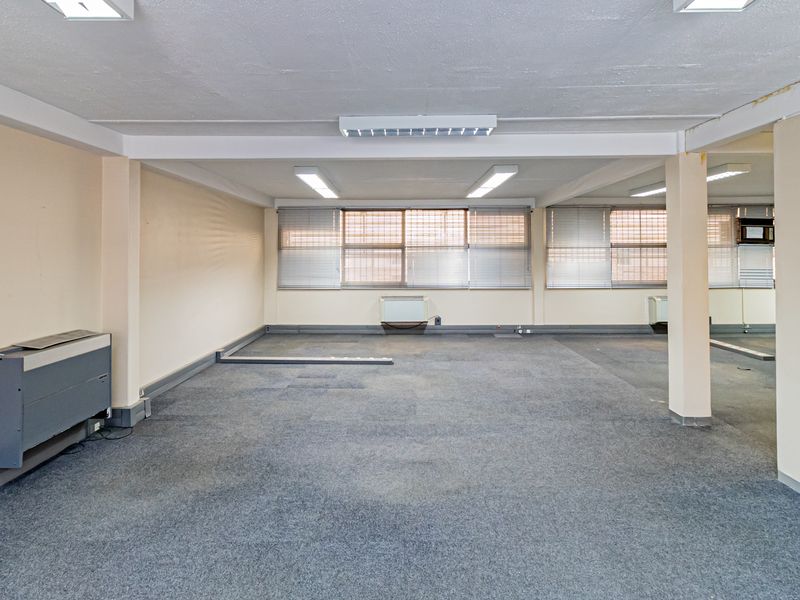 Functional Workspace Perfect For Call Centres To Let / For Sale. - Photo 6