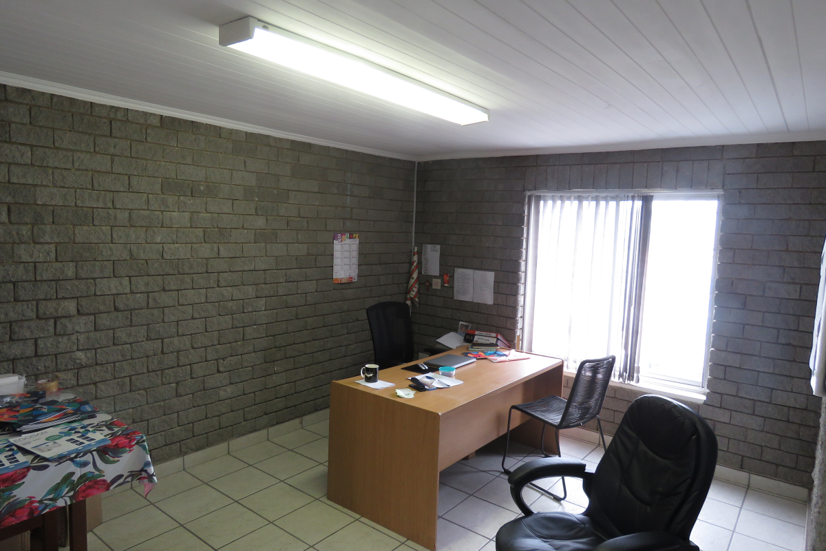 Prime 652m2 Warehouse for Lease in High-Demand Okavango Park - Photo 5