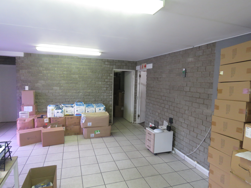 Prime 652m2 Warehouse for Lease in High-Demand Okavango Park - Photo 8