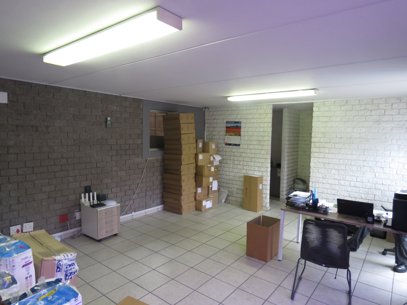 Prime 652m2 Warehouse for Lease in High-Demand Okavango Park - Photo 7