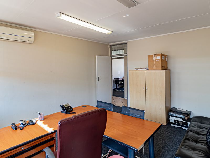 Furnished Or Unfurnished Sunny And Bright Offices Available Now. - Photo 9