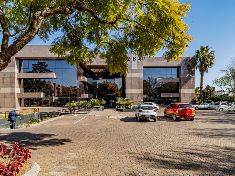 A Grade Move In Ready Workspace In An Iconic Building. - Photo 2