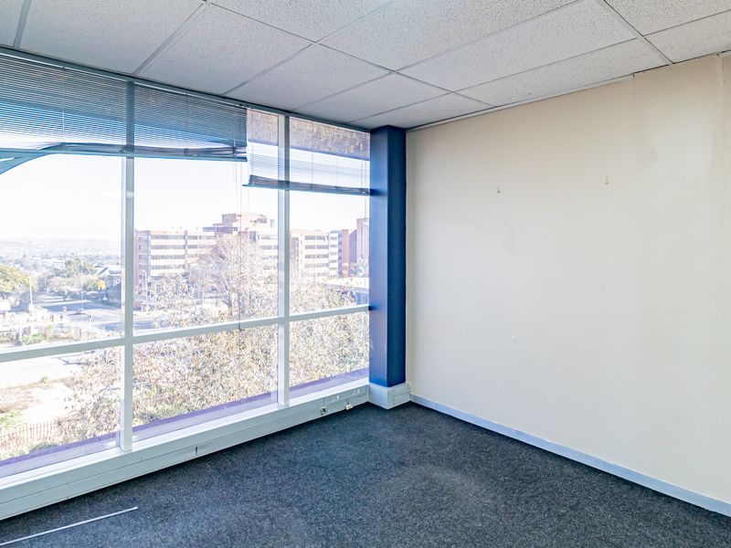 A Grade Move In Ready Workspace In An Iconic Building. - Photo 9