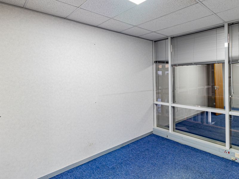 A Grade Move In Ready Workspace In An Iconic Building. - Photo 8