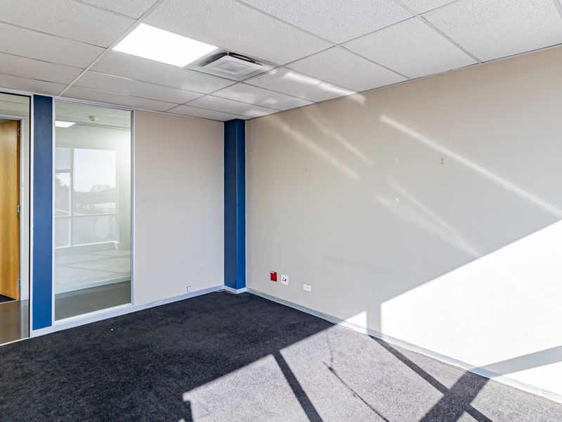 A Grade Move In Ready Workspace In An Iconic Building. - Photo 10