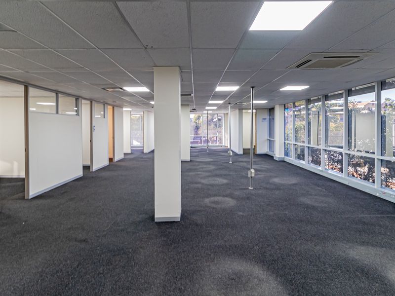 Neat A Grade Offices In An Iconic Easy To Find Building - Photo 5