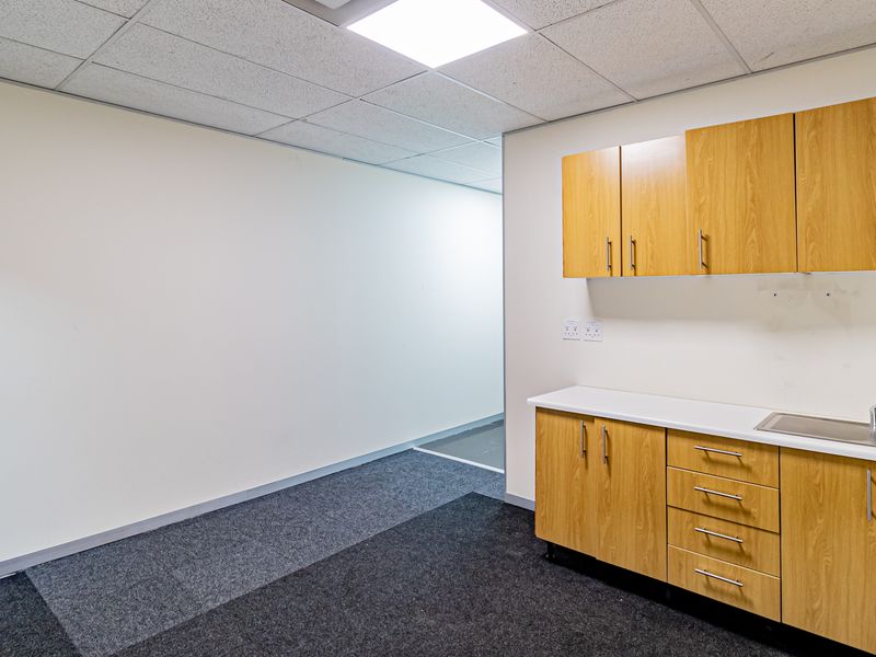 Neat A Grade Offices In An Iconic Easy To Find Building - Photo 10