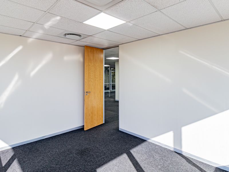 Neat A Grade Offices In An Iconic Easy To Find Building - Photo 8