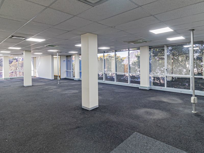 Neat A Grade Offices In An Iconic Easy To Find Building - Photo 6