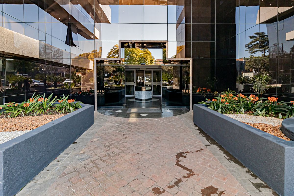 Neat A Grade Offices In An Iconic Easy To Find Building - Photo 3