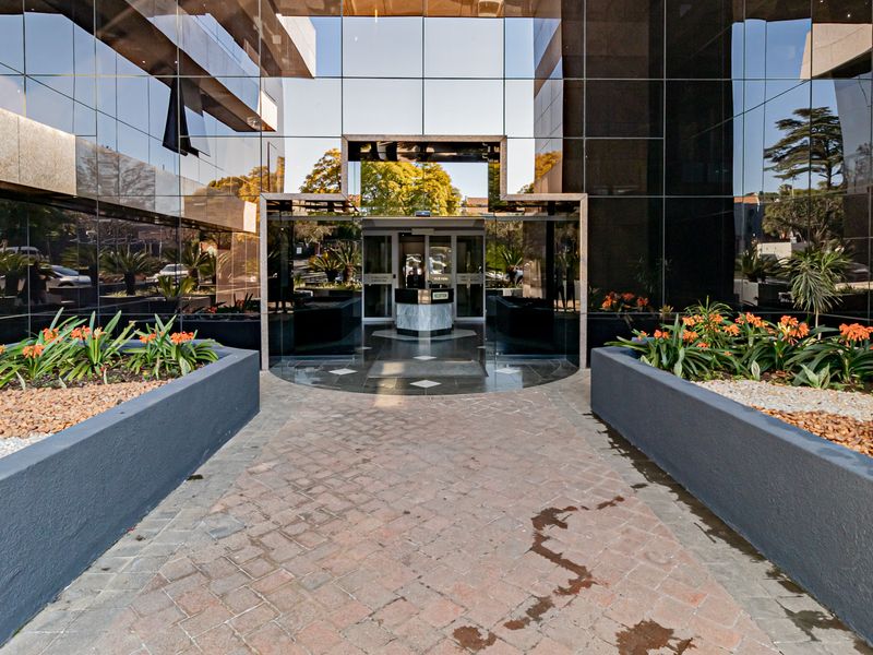 Neat A Grade Offices In An Iconic Easy To Find Building - Photo 3